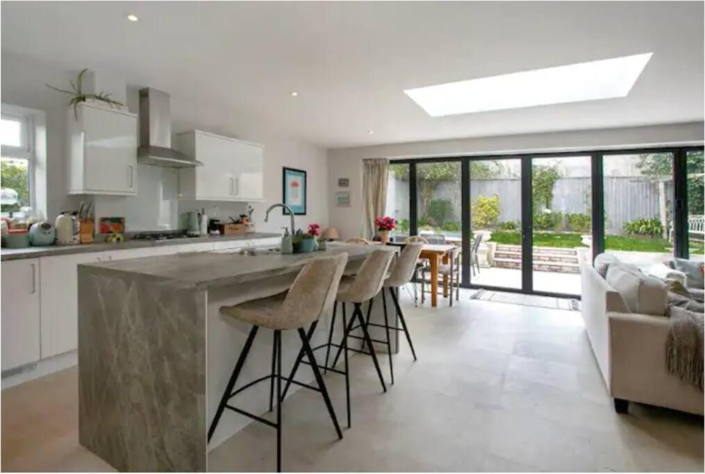 Beautiful 4 Double Bedroom House In Poole With Hot Tub, Near Sandbanks Exterior photo