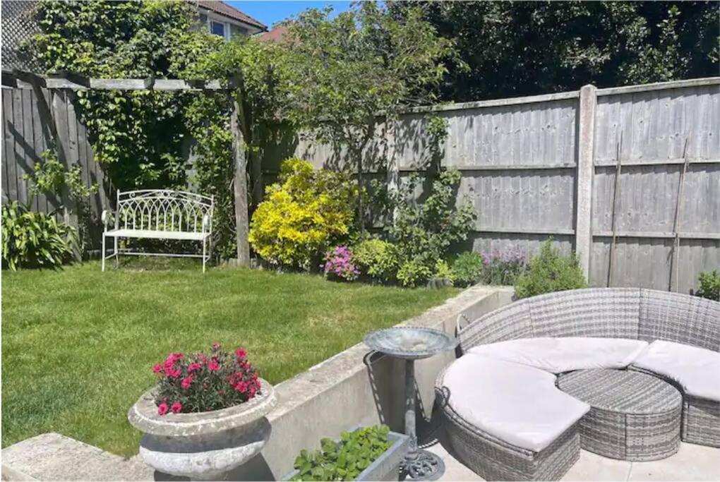 Beautiful 4 Double Bedroom House In Poole With Hot Tub, Near Sandbanks Exterior photo