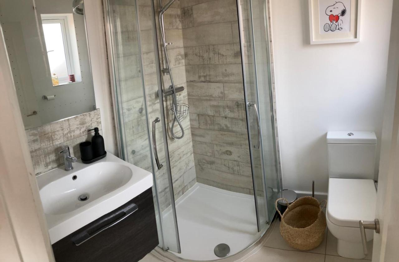 Beautiful 4 Double Bedroom House In Poole With Hot Tub, Near Sandbanks Exterior photo