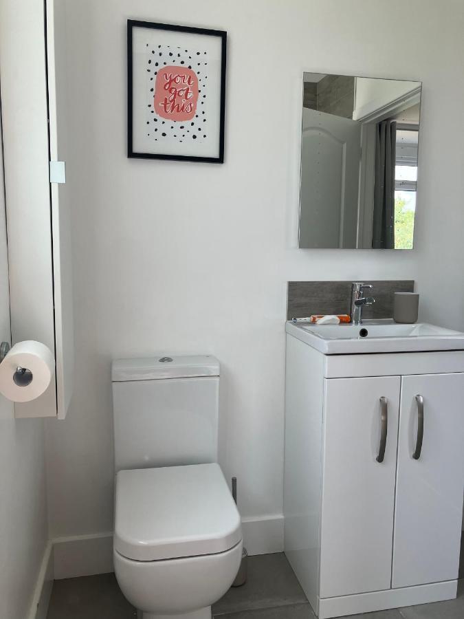 Beautiful 4 Double Bedroom House In Poole With Hot Tub, Near Sandbanks Exterior photo